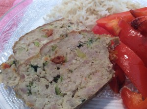 servi ici avec des lanières de poivron route revenues dans de l'huile d'olive