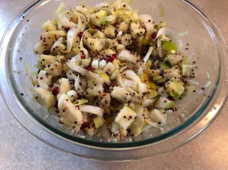 salade de quinoa, endives, céleri et fruits d'hiver