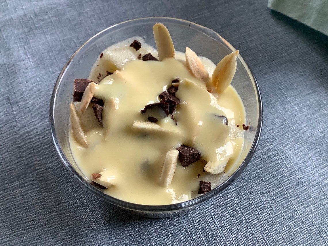 verrines de Pâques avec crumble sans gluten, mousse au chocolat, mousse de poires et crème anglaiseires